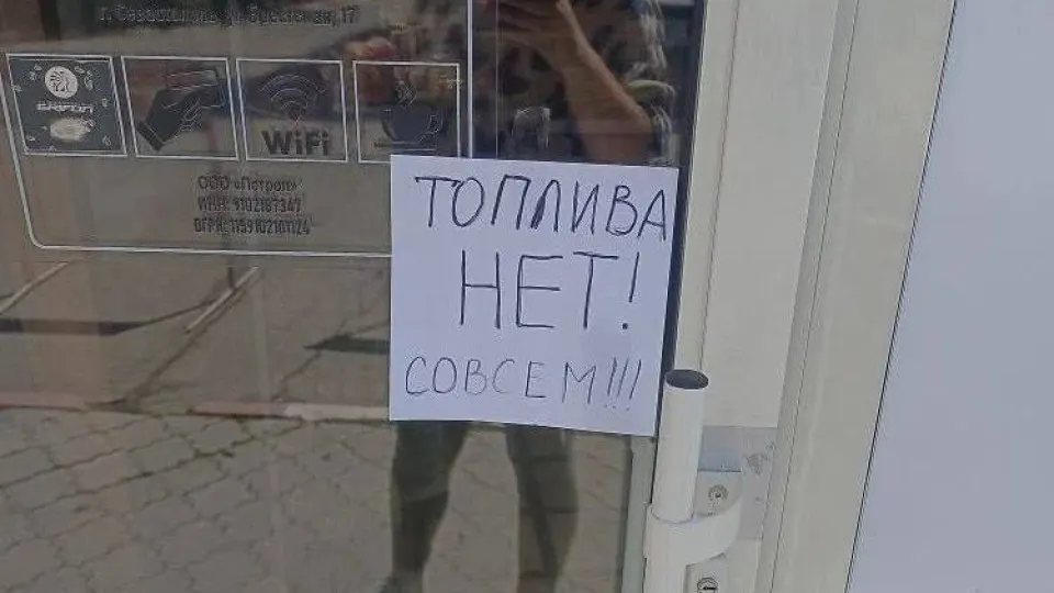 С 31 мая в Крыму вводятся талоны на бензин марки АИ‑95 и ограничение розничной продажи АИ‑92 до 20 литров на одно транспортное средство. Власти обещают нормализовать ситуацию в течение 30 дней на фоне перебоев с переработкой и логистикой топлива.