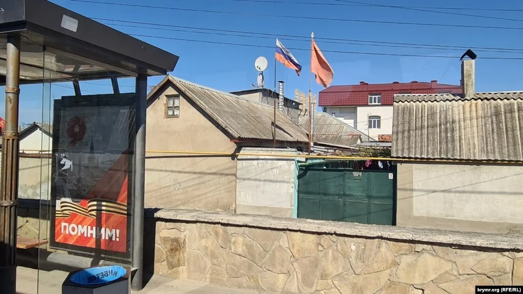 В Симферополе, Севастополе и на юге России сообщают о результатах ударов беспилотников — по разным данным есть жертвы, пострадавшие и повреждения зданий. Минобороны сообщает о сотнях сбитых дронов.