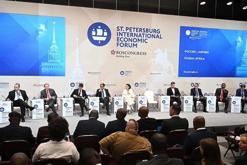 На Петербургском экономическом форуме участники подвели итоги двусторонних контактов: за полтора года Россию посетили 17 африканских лидеров, товарооборот достиг $27 млрд. Третий саммит Россия–Африка пройдет в Москве 28–29 октября; одной из приоритетных тем стала помощь в решении энергетического дефицита на континенте.