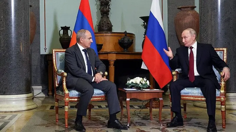 Кремль сообщил, что 1 июня президент России позвонил премьеру Армении, поздравил с днём рождения и обсудил итоги заседания Высшего евразийского экономического совета в Астане; в числе тем — участие Армении в ЕАЭС на фоне её планов сближения с ЕС.
