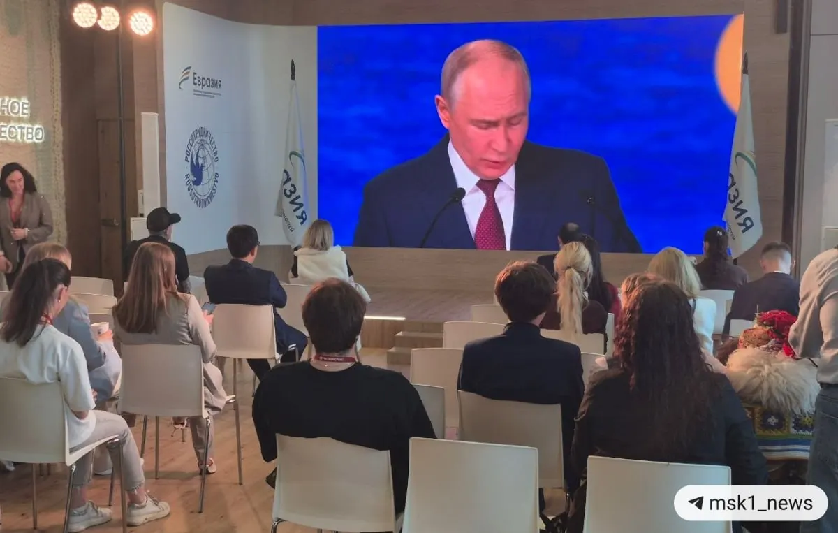 Президент заявил, что центры роста смещаются в пользу стран Глобального Юга, вклад БРИКС превышает вклад G7, глобальная торговля теряет западную централизацию, а заморозка резервов ударила по курсу доллара и евро.