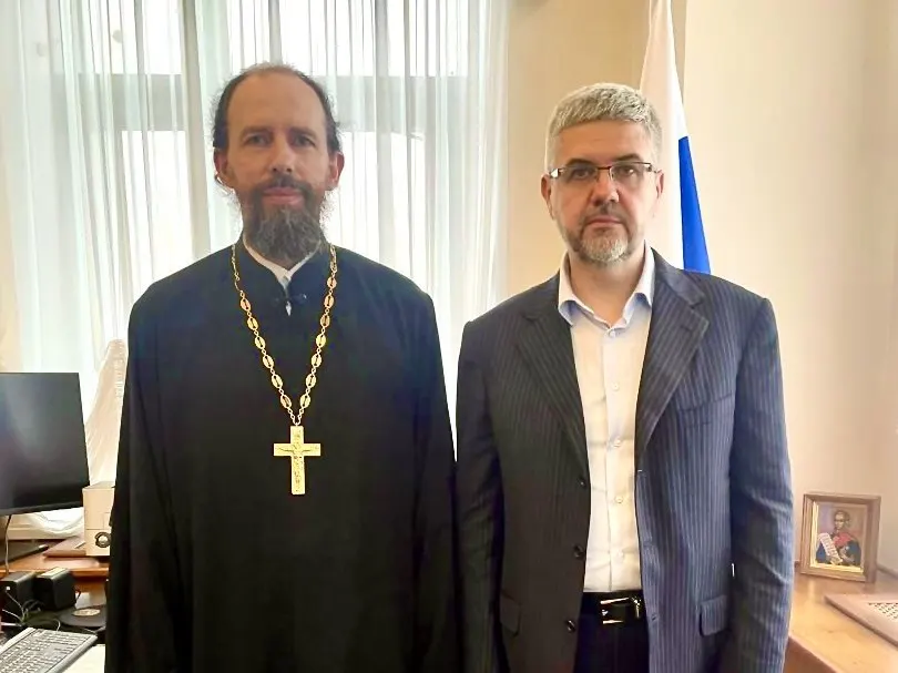 Заместитель министра юстиции Вадим Баланин на юридическом форуме заявил, что сожительство без официальной регистрации брака рассматривают как угрозу безопасности страны; ведомство ведёт двухлетний мониторинг для подготовки изменений в Семейный кодекс РФ.