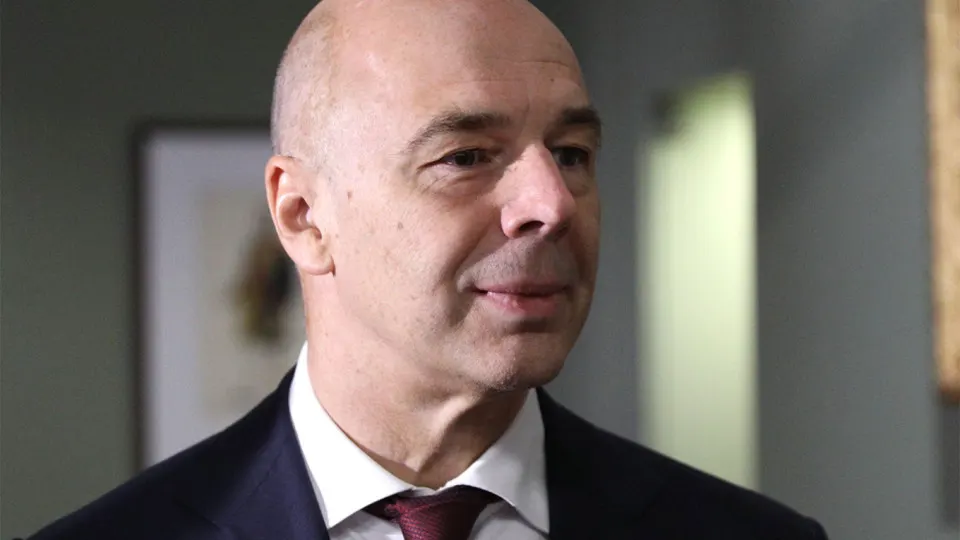 Минфин заявил, что отдельного фонда не планируется: предприятия топливно-энергетического комплекса должны финансировать защиту за свой счёт; затраты допускается включать в себестоимость. Решения приняты на фоне роста атак дронов и сокращения переработки нефти, что вызвало дефицит и рост цен.
