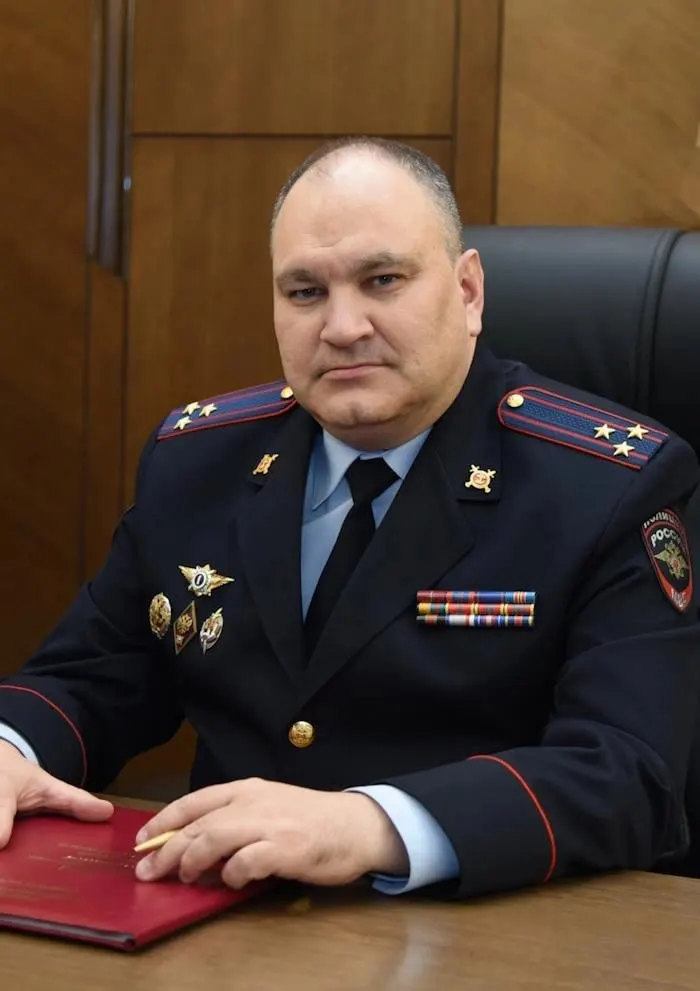 Константин Кремнев назначен и.о. начальника ГУ МВД по Волгоградской области. Родился в 1980 году, начал службу в 2000 году, окончил Воронежский институт МВД и прошёл путь до руководящих должностей.