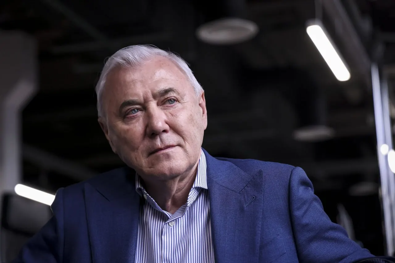 Глава комитета Госдумы по финансовому рынку Анатолий Аксаков сообщил о ключевых изменениях в проекте закона о крипторынке: сроки принятия, новые правила для участников ВЭД и ограничения для некастодиальных кошельков.