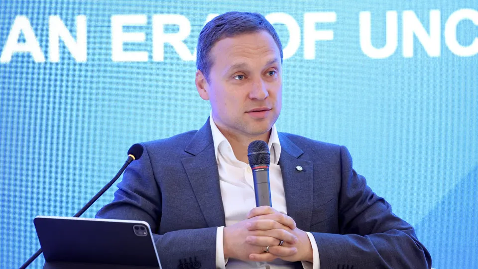 Зампред правления Сбербанка предупреждает о масштабном оттоке наличности: деньги не возвращаются в банковскую систему, а бизнес частично переводится на «конверты». Это ослабляет долю безналичных операций и может усугубиться при дальнейшем ужесточении налогов и мониторинга.