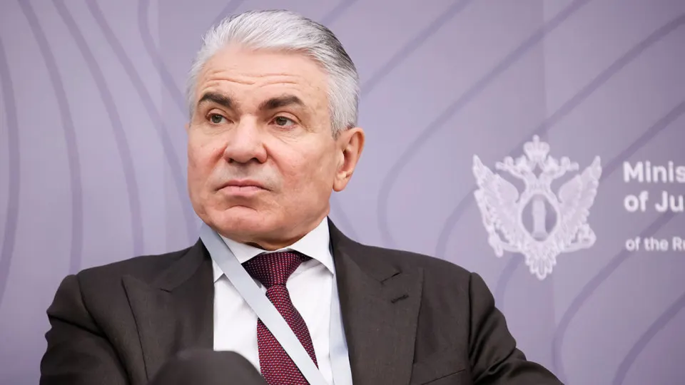 Заместитель министра юстиции заявил, что владельцы нейросетей должны отвечать за блокировку контента, угрожающего суверенитету, и предложил ввести финансовую, административную или уголовную ответственность. Бизнес критиковал инициативу, после чего отказались от идеи полного запрета зарубежных моделей.