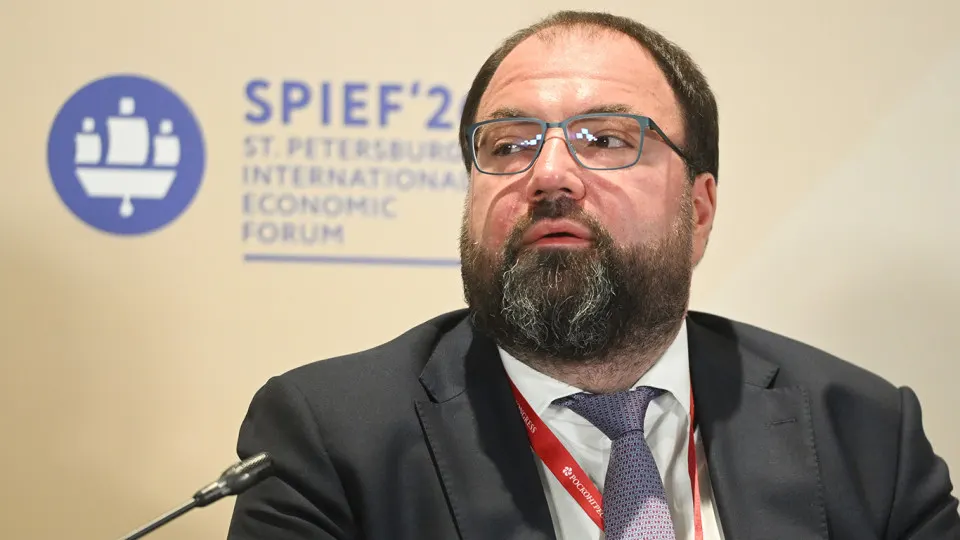 Министерство цифрового развития намерено внедрить механизмы возрастной идентификации на онлайн‑платформах — рассматриваются варианты от верификации через «Госуслуги» до биометрии. Эксперты предупреждают о рисках утечек персональных данных и дополнительных расходах для сервисов.