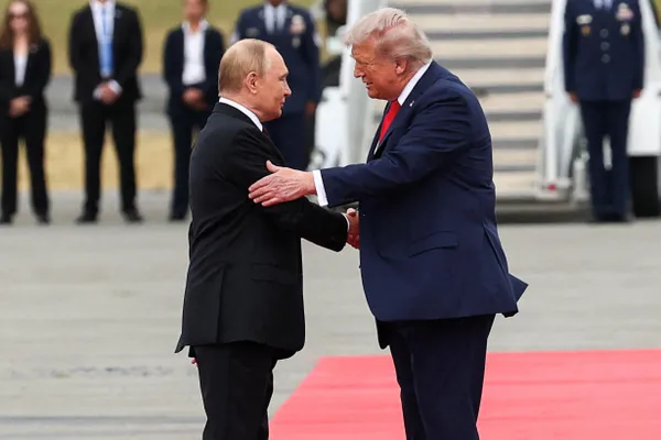 Президент заявил, что Москва готова вернуться к договорённостям, обсуждавшимся в Стамбуле весной 2022 года. Тогда был подготовлен проект мирного договора с условиями по НАТО, размерам армии и гарантиям безопасности.