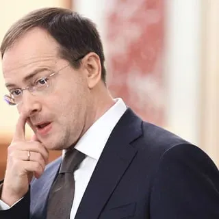 Помощник президента высказался за систему обязательного распределения и трудовых контрактов для студентов, обучающихся за счёт бюджета, ссылаясь на опыт медицины; предложение вызвало споры о правах выпускников и способах борьбы с дефицитом кадров в регионах.
