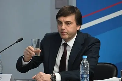 Минпросвещения утвердило список литературы для внеклассного чтения на лето: в него вошли современные, в том числе патриотические произведения о Родине и подвигах современных защитников, в том числе о героях специальной военной операции.
