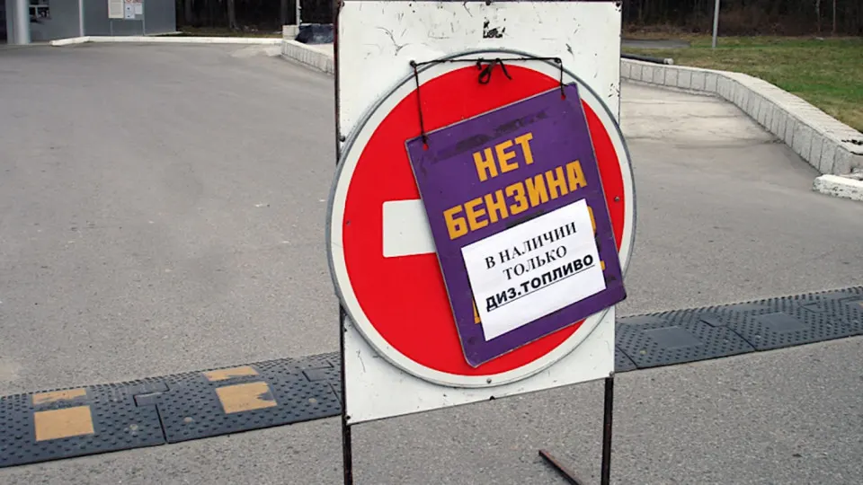 Власти Севастополя ограничили отпуск топлива в ночь и до первой половины дня 3 июня — топливо будет продаваться только оперативным службам. Дефицит связан с ударами по нефтеперерабатывающей инфраструктуре и проблемами логистики, похожие ограничения вводят и в других регионах России.
