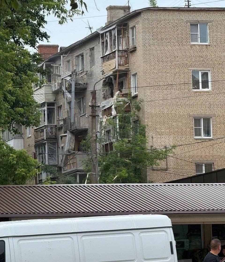 Глава Тульской области сообщил о попадании беспилотника в дом в Щекино: пострадавших предварительно нет, жители эвакуированы. Минобороны отмечает сотни сбитых дронов по всей России, в ряде аэропортов введены ограничения.
