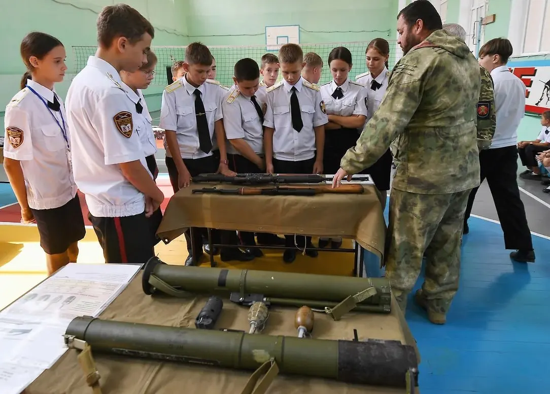 Российское военно‑историческое общество предложило включить интервью с участниками и волонтёрами СВО в патриотическое воспитание: собранные материалы планируют использовать в школьных музеях и цифровом архиве.
