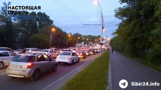 В Сибири разворачивается масштабный дефицит бензина: в Иркутске ограничили розничные продажи и образовались километровые пробки у АЗС, автобусы и скорые рискуют остаться без топлива.