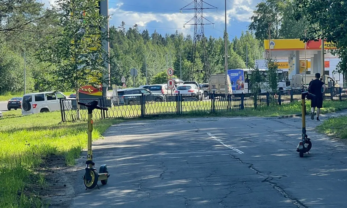 В нескольких регионах страны сохраняются ограничения на отпуск бензина и длительные очереди на АЗС. Дефицит фиксируют в Белгородской области, Геленджике, Северной Осетии, Карелии, Иркутске и Воронеже.