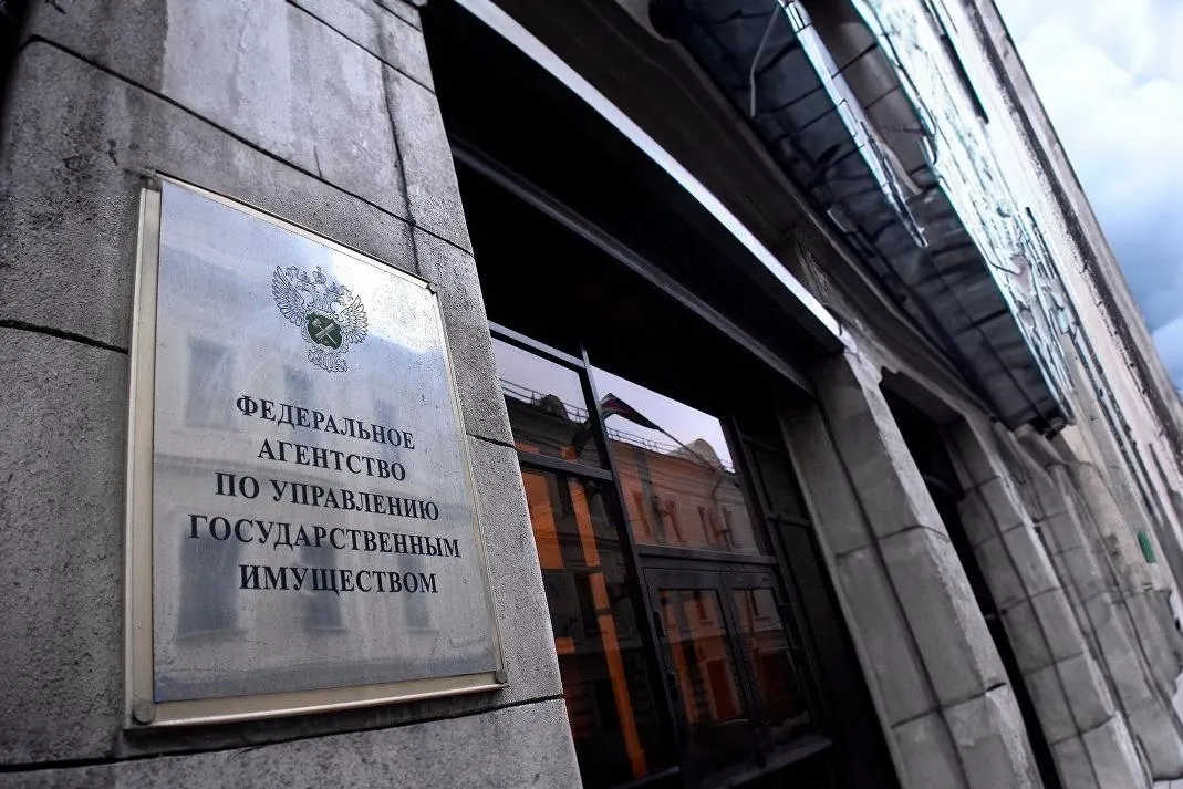 Закон отменяет привязку продажи к ценовому порогу и шестимесячную паузу при повторных торгах, вводит реестр оценщиков и новые требования к организаторам аукционов, а также защищает права религиозных организаций при оспаривании приватизации. Документ вступит в силу через 10 дней после публикации.