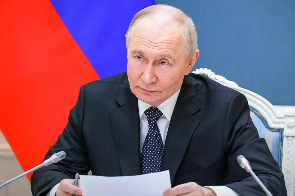 Указ расширяет перечень обязательств, по которым россияне и компании могут приостанавливать выплаты иностранным кредиторам из признанных «недружественными» стран: теперь это касается и банковских вкладов.
