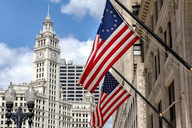 Юристы и представители администрации США совместно с офисами сенаторов отрабатывают формулировки документа, который расширит санкционные инструменты против Москвы. Инициативу, по словам законодателей, поддерживают обе партии.