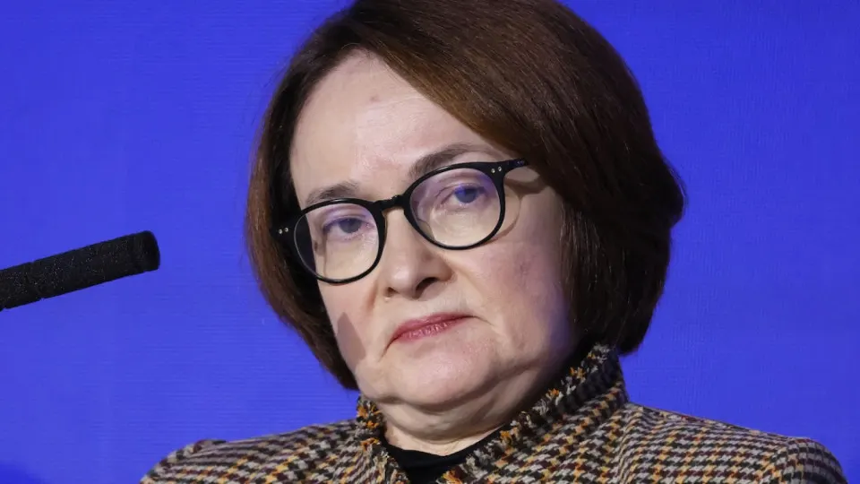 Резкий рост цен на бензин и серьёзное падение выпуска нефтепродуктов усиливают инфляционное давление и сокращают пространство для дальнейшего смягчения денежно‑кредитной политики — планы на понижение ставки теперь под большим вопросом.
