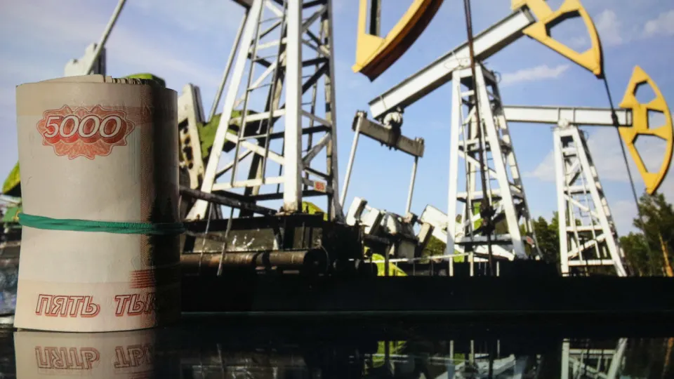 Майские нефтегазовые поступления укрепили кассу, но накопленным итогом за пять месяцев доходы на 30% ниже прошлого года. Минфин предлагает секвестр расходов, чтобы покрыть растущие траты на безопасность.