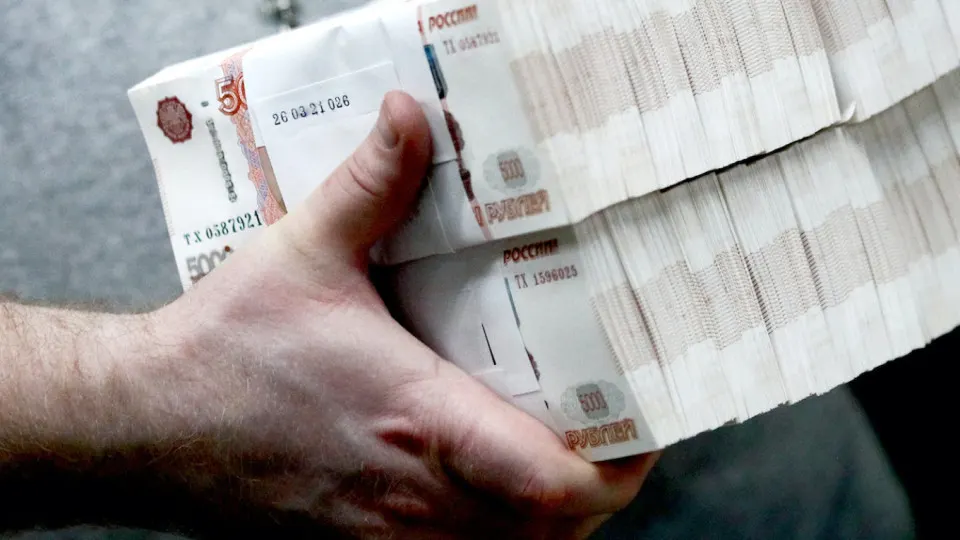 Банк отмечает массовый переход в наличные: объем банкнот в обращении достиг рекордных 20 трлн рублей, в апреле из банков выведено 600 млрд руб. С 1 июня Центробанк ужесточил контроль за снятием и внесением наличных.