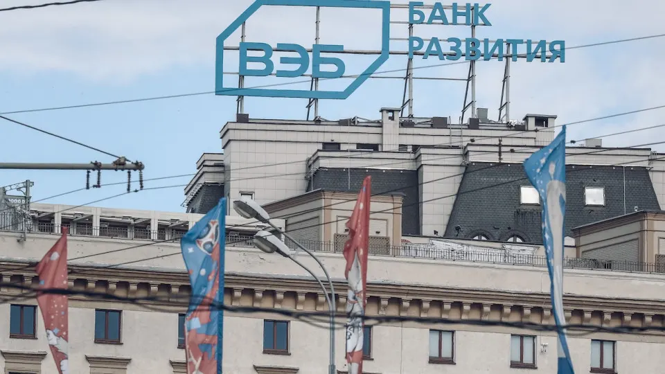 Государственный Внешэкономбанк объявил о сокращении бюджета и увольнении 15% сотрудников в рамках подготовки к параметрам бюджетирования 2027 года; решение объясняют «кредитным охлаждением» и директивами правительства.