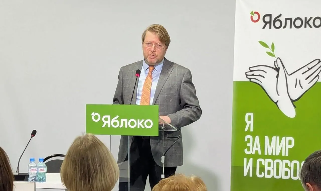 Верховный суд оставил в силе постановление Выборгского районного суда Санкт‑Петербурга о штрафе председателю партии «Яблоко» за пост с фотографией Алексея Навального; партия намерена обжаловать решение в Конституционном суде.