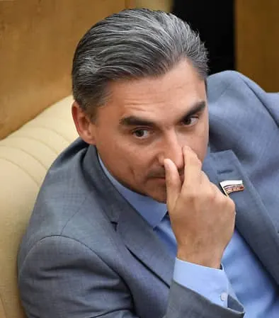 Депутат заявил, что мессенджер может остаться в РФ, если откроет представительство, перенесёт хранение данных и начнёт сотрудничать со спецслужбами. Россиянам рекомендовали воздержаться от финансовых операций внутри платформы после возбуждённого дела против Павла Дурова.