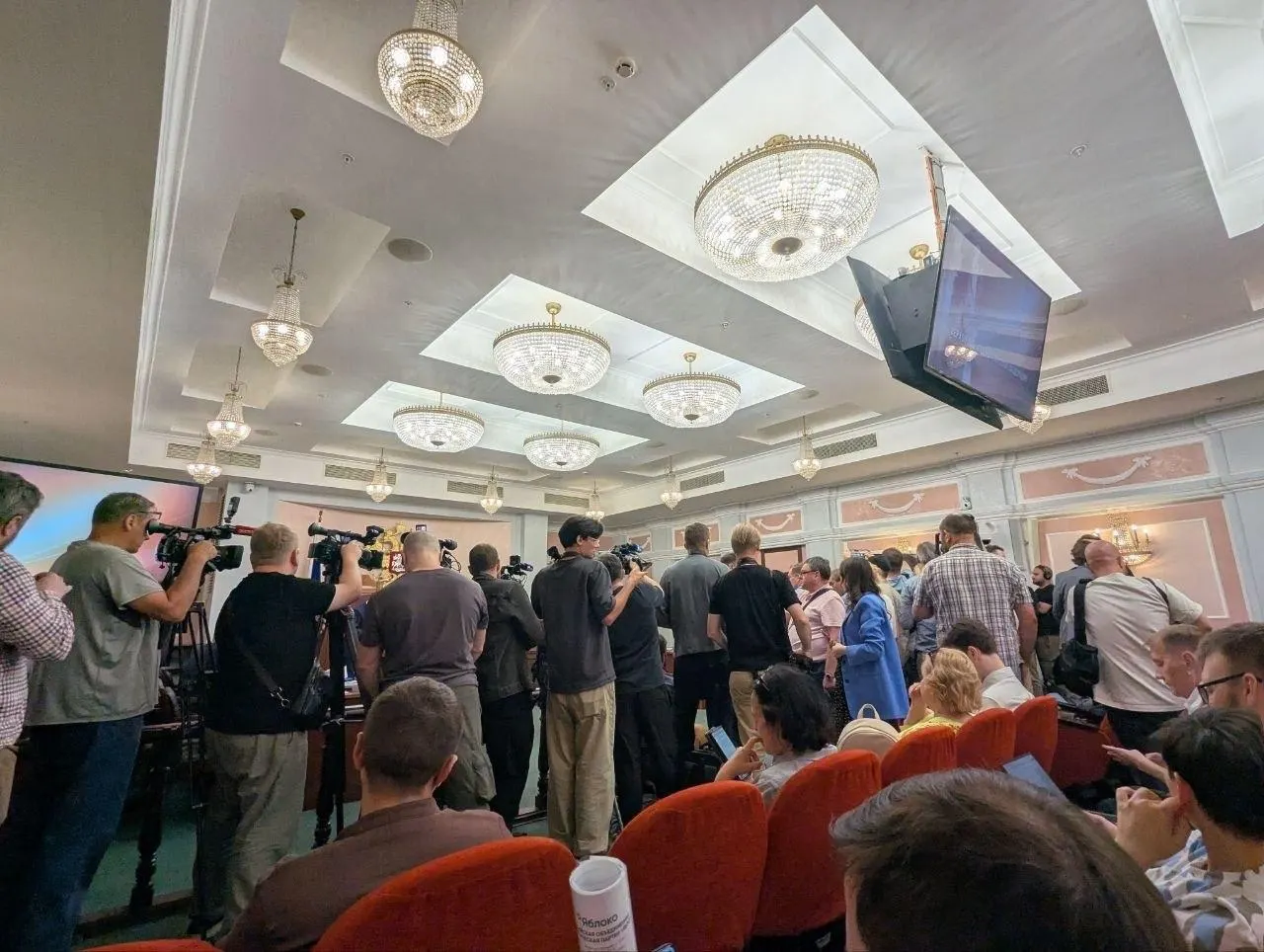 Разбирательство в Верховном суде касается обвинений в авторских правах и призывов к миру, связанных с попыткой исключить партию Яблоко из избирательной гонки.