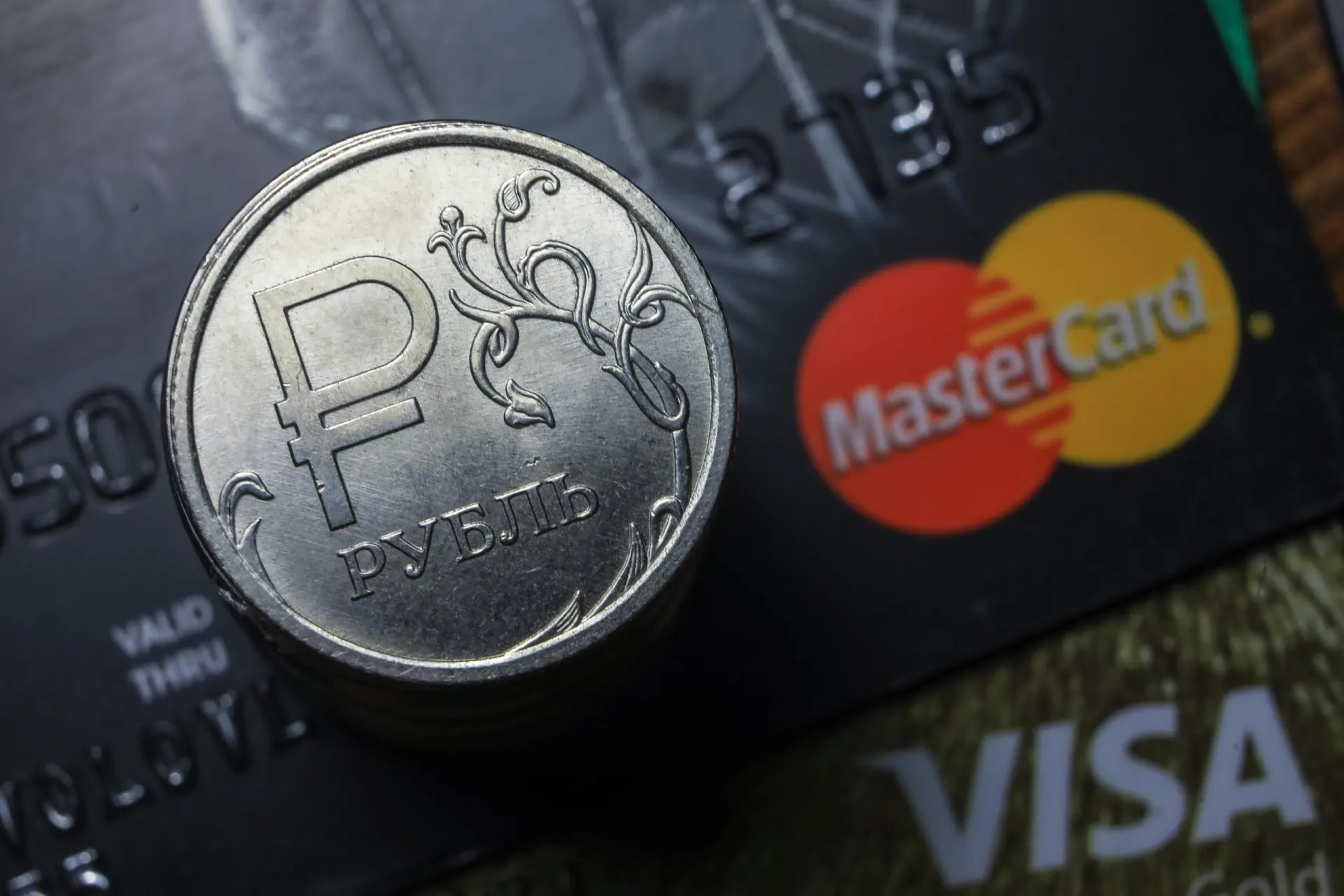 Пользователи по всей стране сталкиваются с сбоями при оплате Visa и Mastercard, а также через систему быстрых платежей (СБП). Разбираемся, что происходит и как это исправить.