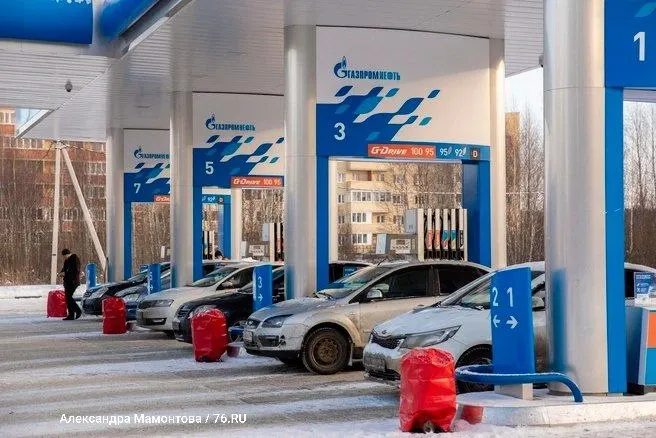 Газпромнефть отменяет лимиты на заправках, позволяя заправляться в любом объёме с оплатой после заправки; изменения распространяются на Москву, Подмосковье и ещё несколько регионов.