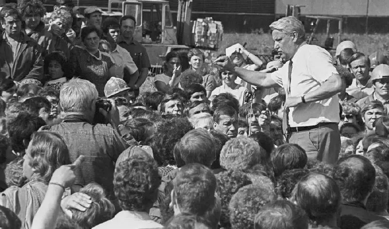 Обзор волны суверенитетов 1990 года и попыток согласовать новый статус республик в составе Российской Федерации. Период показал, что центр и регионы нашли компромисс, сохранив государство.