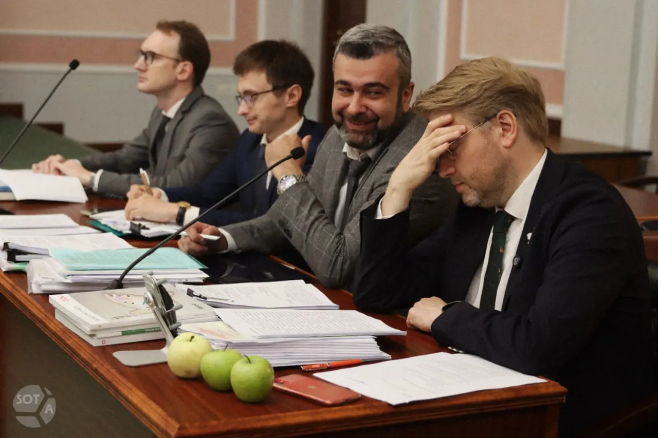 Разбор претензий к партийной кампании: агитация в соцсетях, публикации без разрешений и призывы к миру, связанные с судебным процессом.