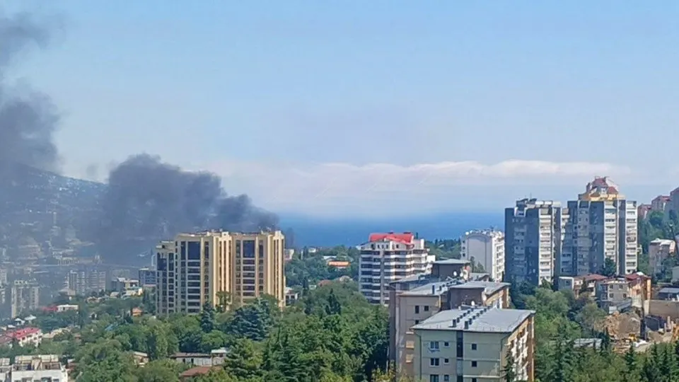 7 августа в Ялте произошла атака беспилотников, вызвавшая пожар на набережной и временную эвакуацию жителей. Официальные источники пока не сообщили о пострадавших.