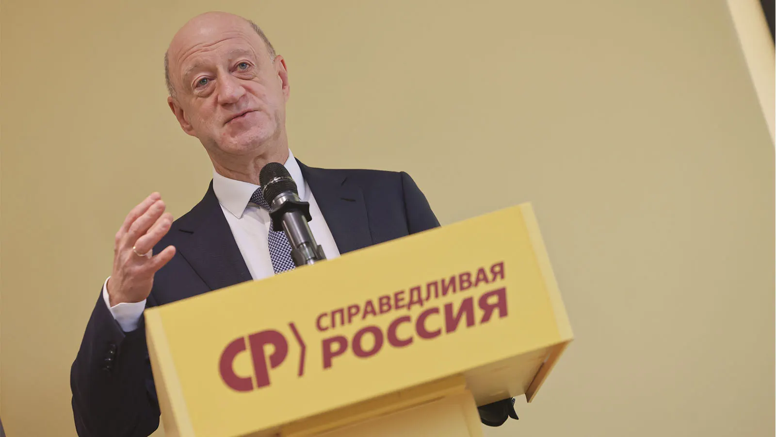 Вице-спикер Госдумы Александр Бабаков рассматривается как кандидат на пост лидера после того, как Миронов получил травму и исчез с информационной повестки. Внутри партии назревает борьба за руководящие посты, Миронов пропал из публичной сферы.