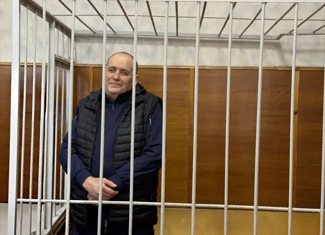 За получение взяток на сумму более 4 410 000 рублей бывший чиновник осуждён на 14 лет колонии и заплатит крупные штрафы.