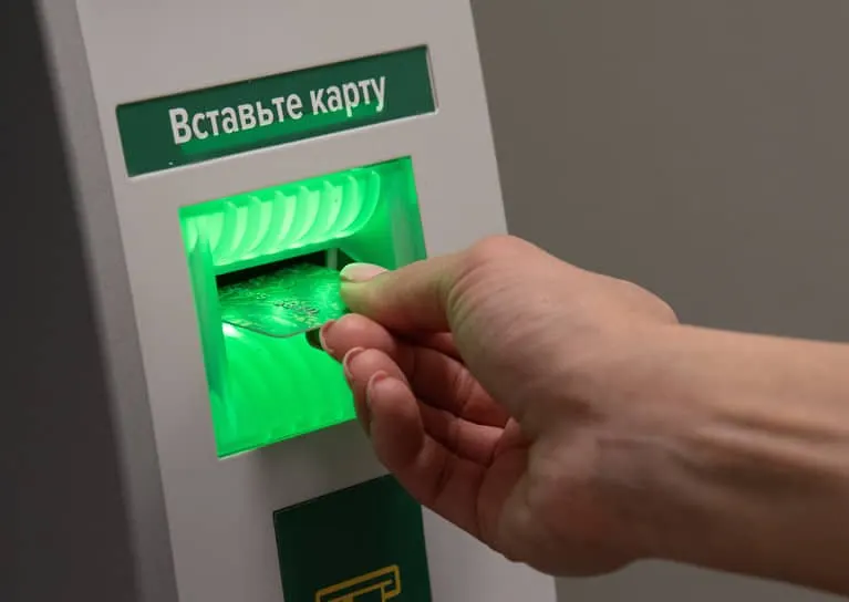 Поправки предусматривают блокировку счетов при частичном совпадении данных клиента с данными лица из перечня, чьи средства замораживаются, и расширяют проверки ФИО и даты рождения.