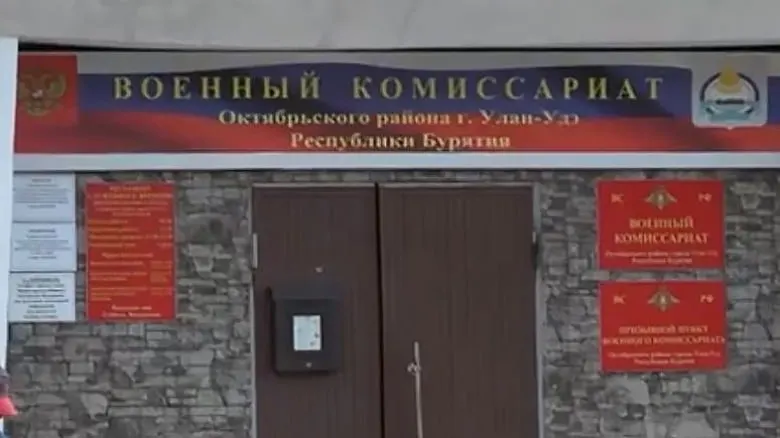 Злоумышленники, представляясь сотрудниками военкомата и госуслуг, обманом заставили женщину обналичить средства и перевезти наличные в Московскую область.