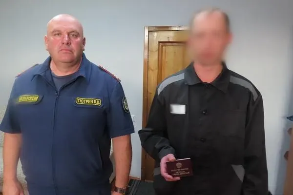 В колонии строгого режима Улан-Удэ одному осужденному выдали удостоверение ветерана боевых действий; рассказ затрагивает влияние военного опыта на правовую жизнь заключённых.