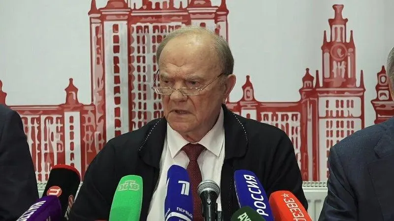 Лидер КПРФ заявил, что без смены экономического курса Россия сохранит отставание в экономике и технологиях; рост тарифов на ЖКХ, падение рождаемости и нехватка пенсий требуют действий.