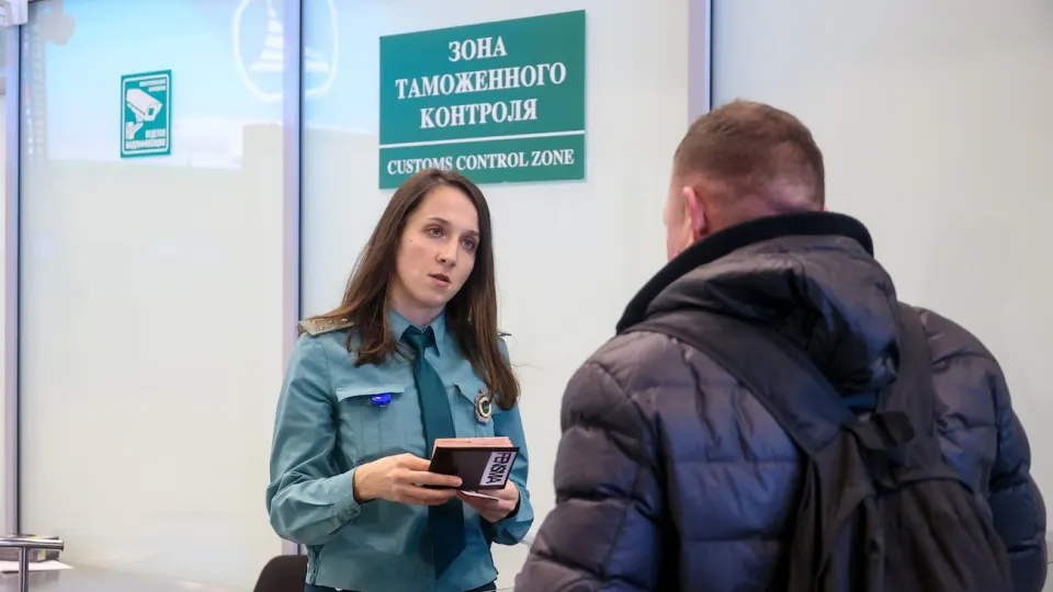 Новые меры ограничивают вывоз золота в слитках и наличных рублей за рубеж, усиливая контроль за финансовыми операциями и таможней.