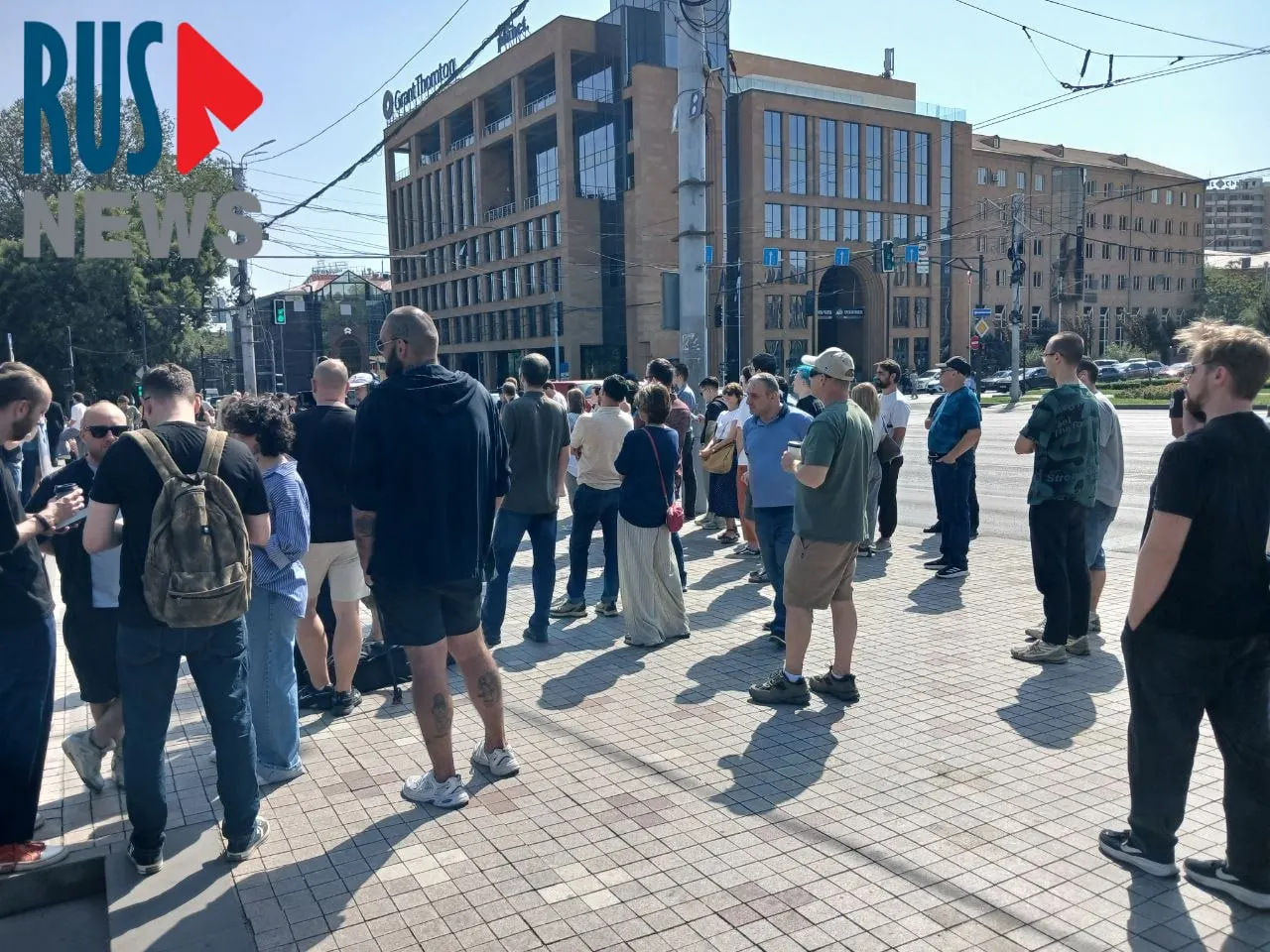 У&nbsp;посольства России в&nbsp;Ереване к&nbsp;полдню образовалась очередь из&nbsp;избирателей
