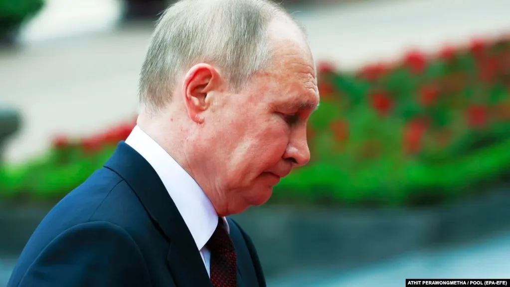 Еженедельный опрос ВЦИОМ показал, что одобрение деятельности Владимира Путина снижается седьмую неделю подряд и опустилось до 65,5%, а уровень доверия также демонстрирует минимум за несколько лет.