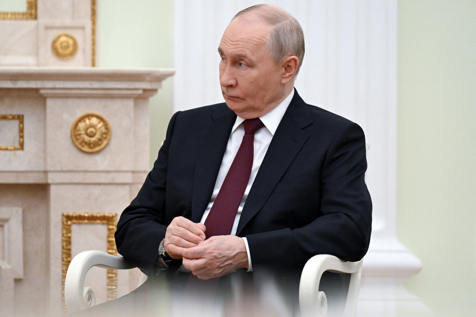 Мониторинг показал сотни однотипных комментариев провластных ботов во «ВКонтакте», которые объясняют шестую неделю подряд снижающийся рейтинг Путина «сезонной динамикой», сравнениями с западными лидерами и сомнениями в данных соцопросов, а также защищают ограничения интернета перед думскими выборами.