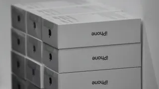 Российские продавцы электроники накопили избыточные запасы смартфонов Apple и Samsung, спрос на дорогие модели заметно просел, поэтому сети вынуждены распродавать гаджеты с крупными скидками.