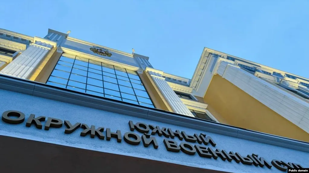 Южный окружной военный суд приговорил трёх молодых людей к срокам от восьми до десяти лет лишения свободы по делу о подготовке поджога военкоматов в Ростове-на-Дону; часть срока они проведут в тюрьме, а обвинение связано с ужесточением подхода к таким делам как к терактам и диверсиям.