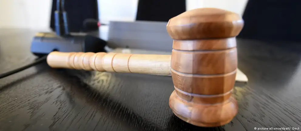 Суд признал 24‑летнего Романа Мальцева виновным в демонстрации якобы запрещённой символики и назначил год исправительных работ. Дело базируется на рапорте регионального центра по противодействию экстремизму; ранее Верховный суд признал соответствующее объединение экстремистским.
