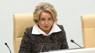 Спикер Совфеда Валентина Матвиенко назвала «обезлюживание территорий» стратегической угрозой для страны и заявила, что россиянам нужно переселяться в просторные дома по всей стране, заводить большие семьи и благоустраивать дворы, тогда как демографические показатели продолжают обновлять антирекорды.