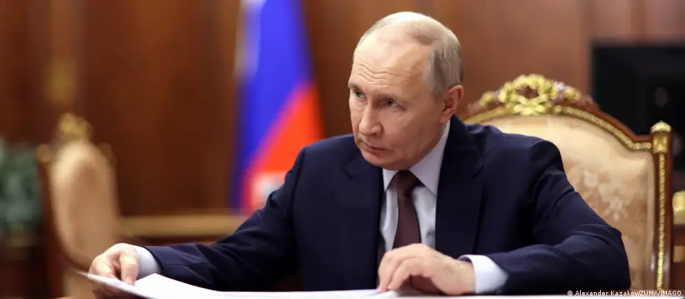 Новый закон снимает с российских госслужащих обязанность отчитываться о добрачных доходах супругов и о крупных сделках, совершённых до назначения на должность, а также защищает такое имущество от возможного обращения в доход государства.